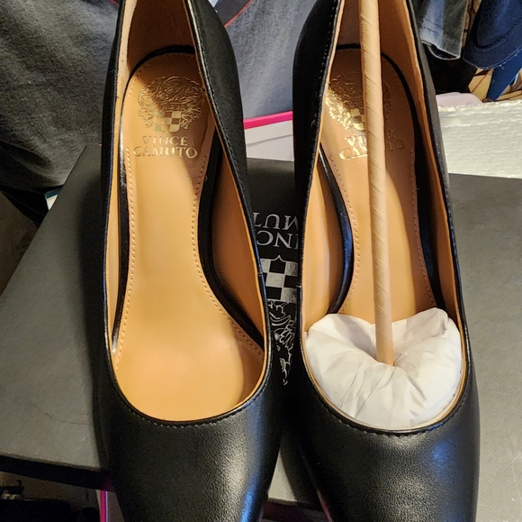 Black leather Vince Camuto heels, size 6M - Picture 6 of 6